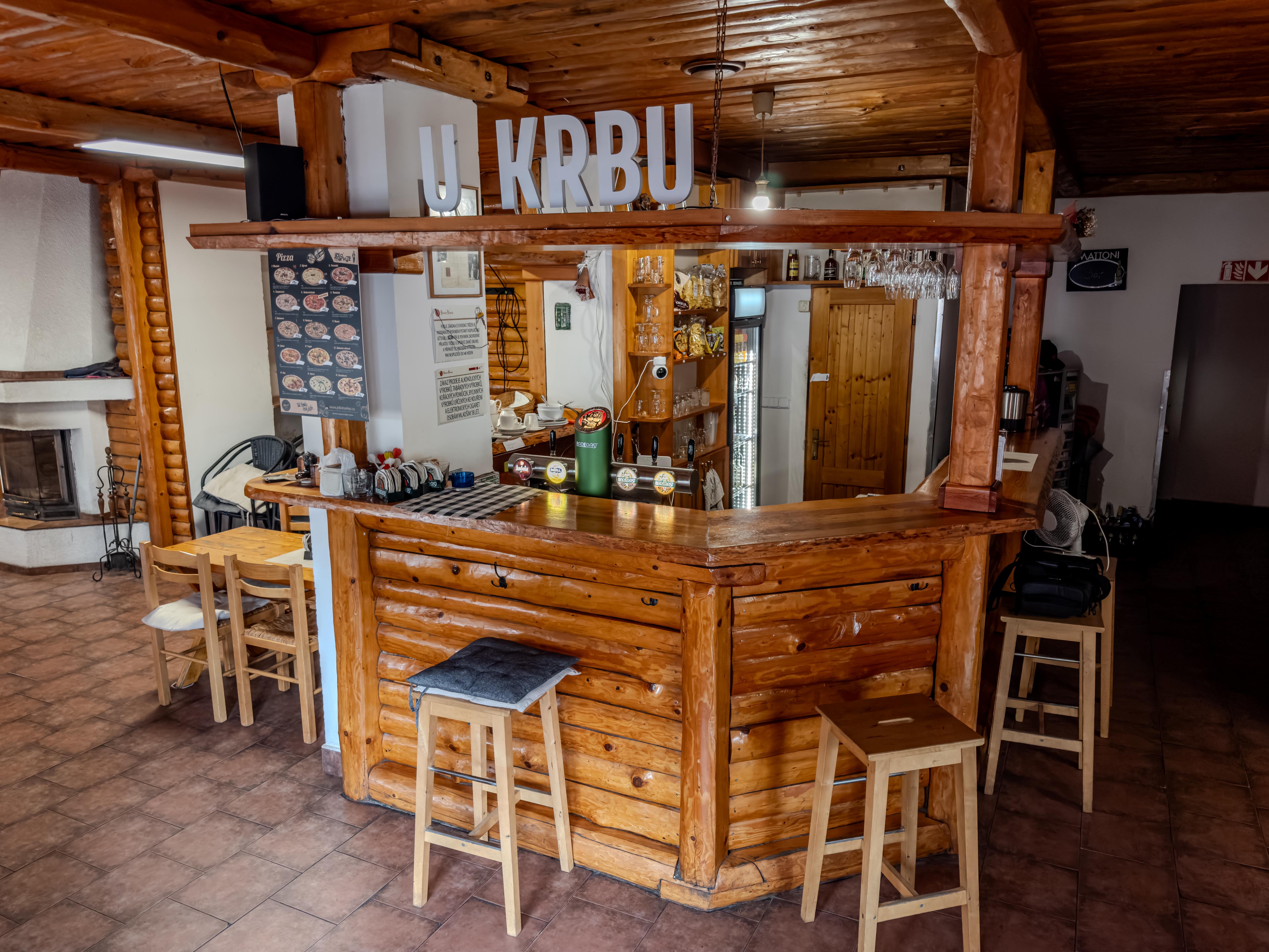 Interiér bistra s ohněm